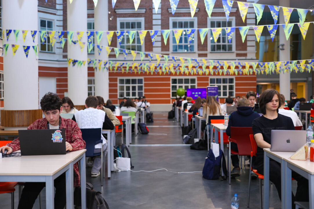 Иллюстрация к новости: На хакатоне Вышки и Сбера школьники освоили общение с GigaChat